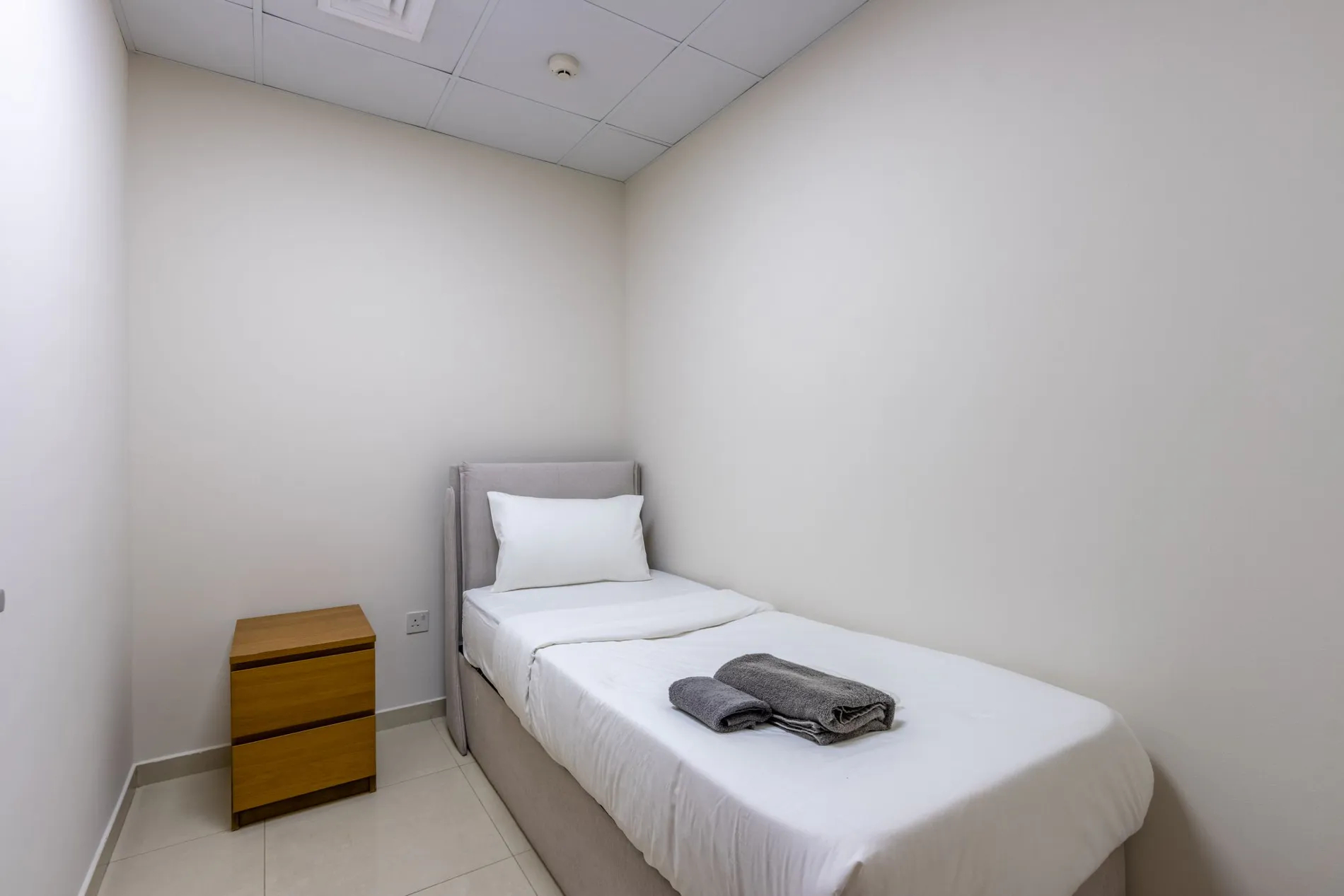 Room at 2B & Maid in Dunya 5 Min Walk to Dubai Mall, DUBAI