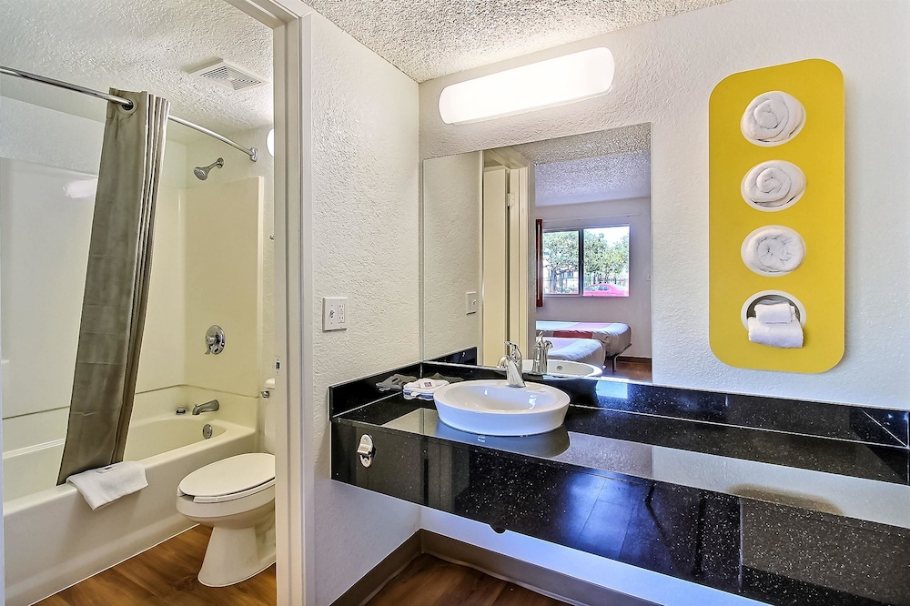 Motel6 Campbell, CA - San Jose 26/28
