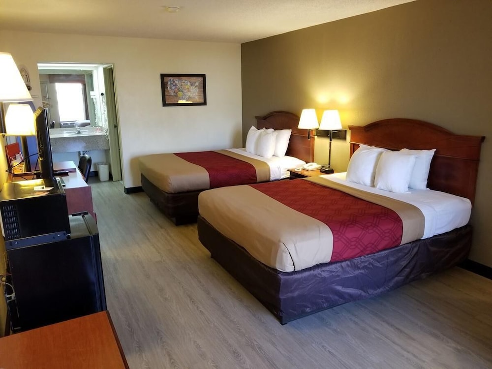 Econo Lodge Inn & Suites Gulfport Airport 8/22