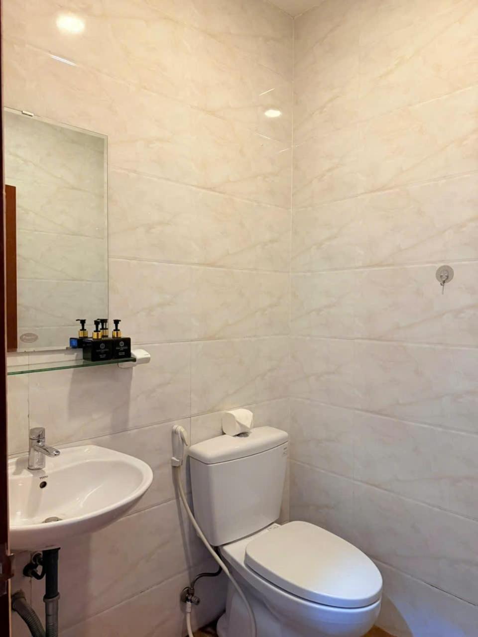 Uyen Phuong Hotel 50/50