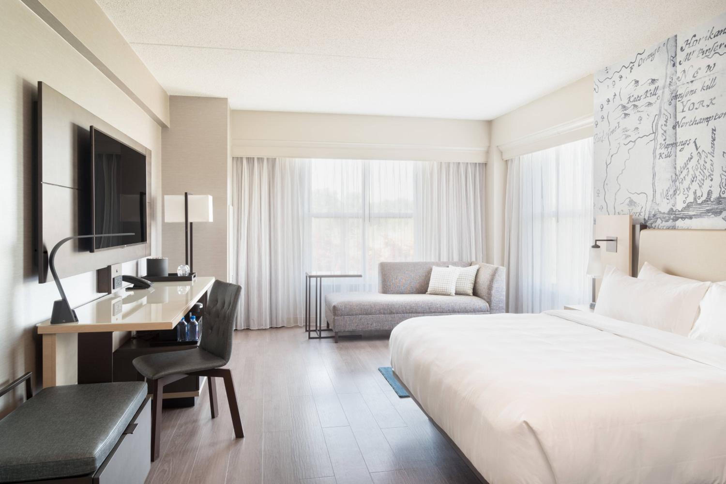 Guest Room, King Bed, Partial Lake View, Large, Corner