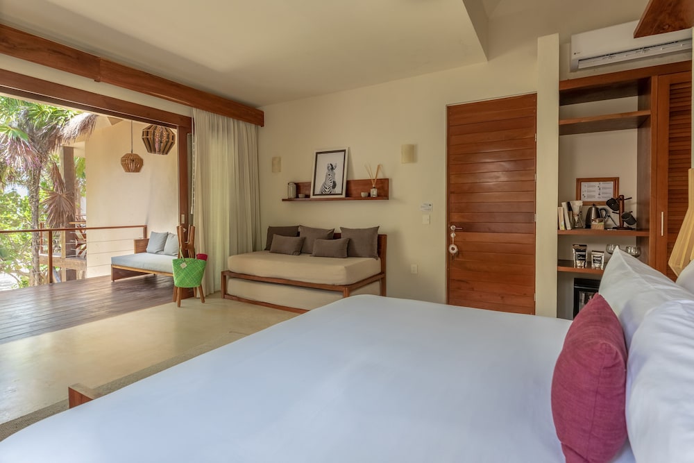 Suite, King and Twin Beds, Garden View, Balcony