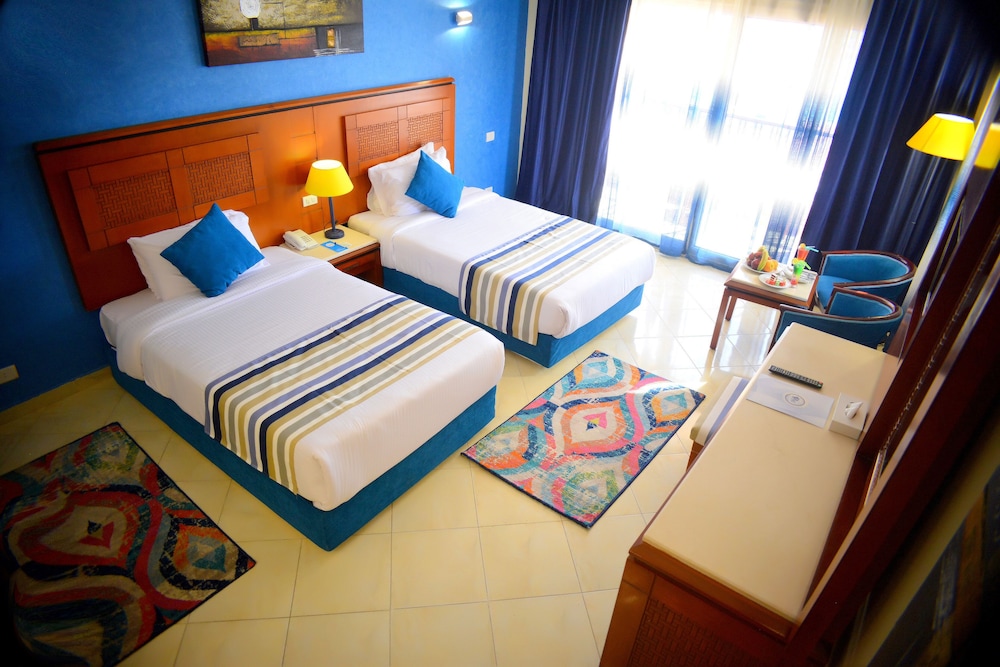 STANDARD, DOUBLE OR TWIN BED, POOL VIEW