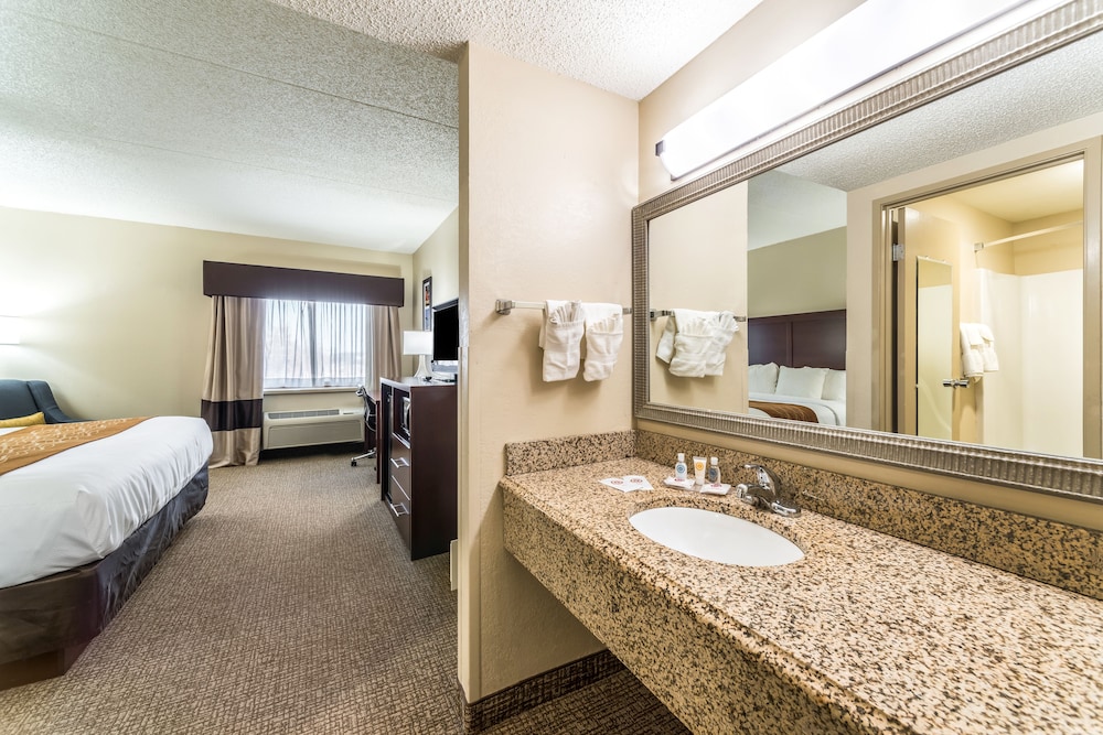Upgrade, Efficiency, Suite, King Bed, Sofa، Comfort Inn Festus-St. Louis South 6/7