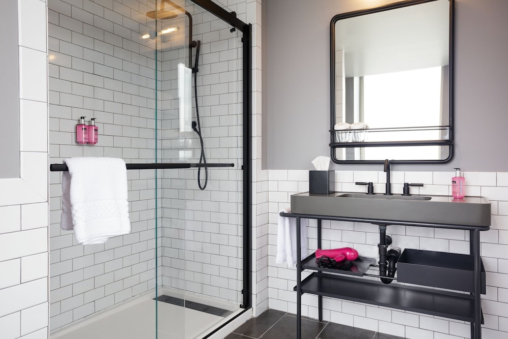 غرفة بسريرين منفصلين لذوي الإعاقة، Moxy Richmond Downtown 2/2