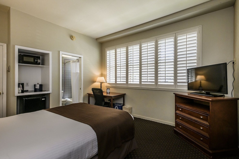 Lions Gate Hotel 21/44