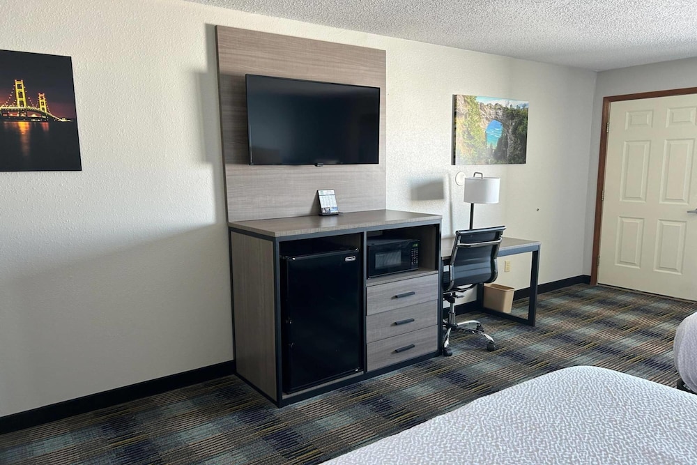 AmericInn by Wyndham Saint Ignace 43/56