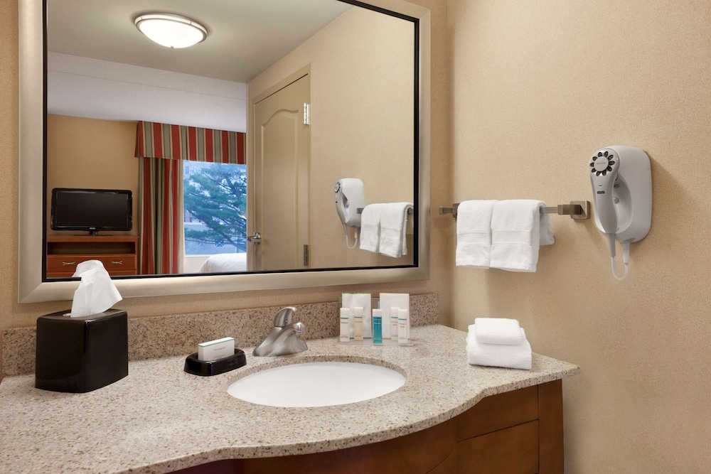 Hampton Inn and Suites Hartford/East Hartford 19/50