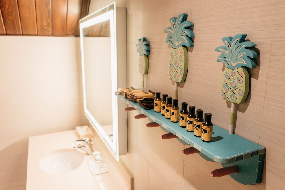 Surfrider Resort Hotel 78/79