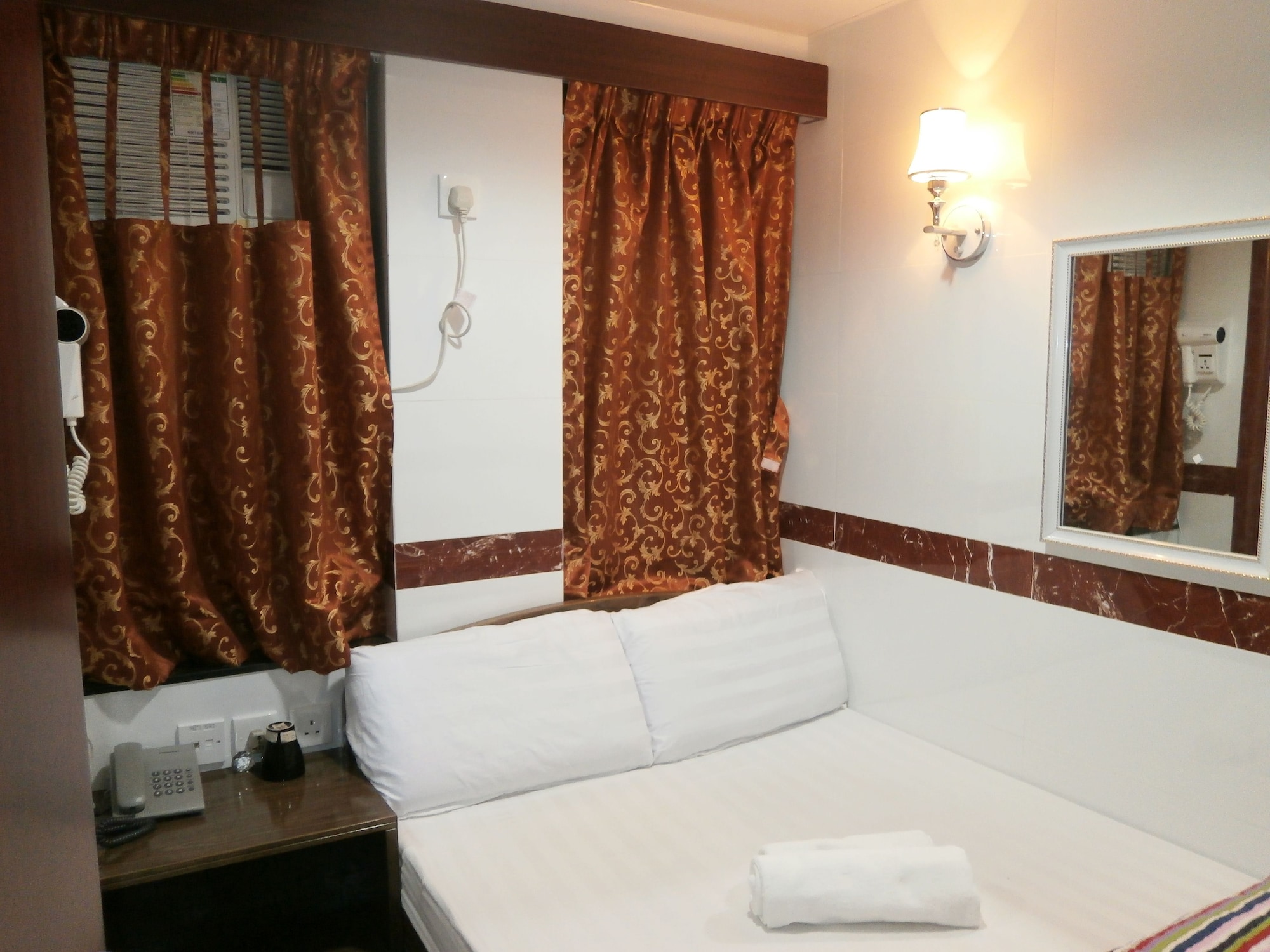 ROOM, DOUBLE BED