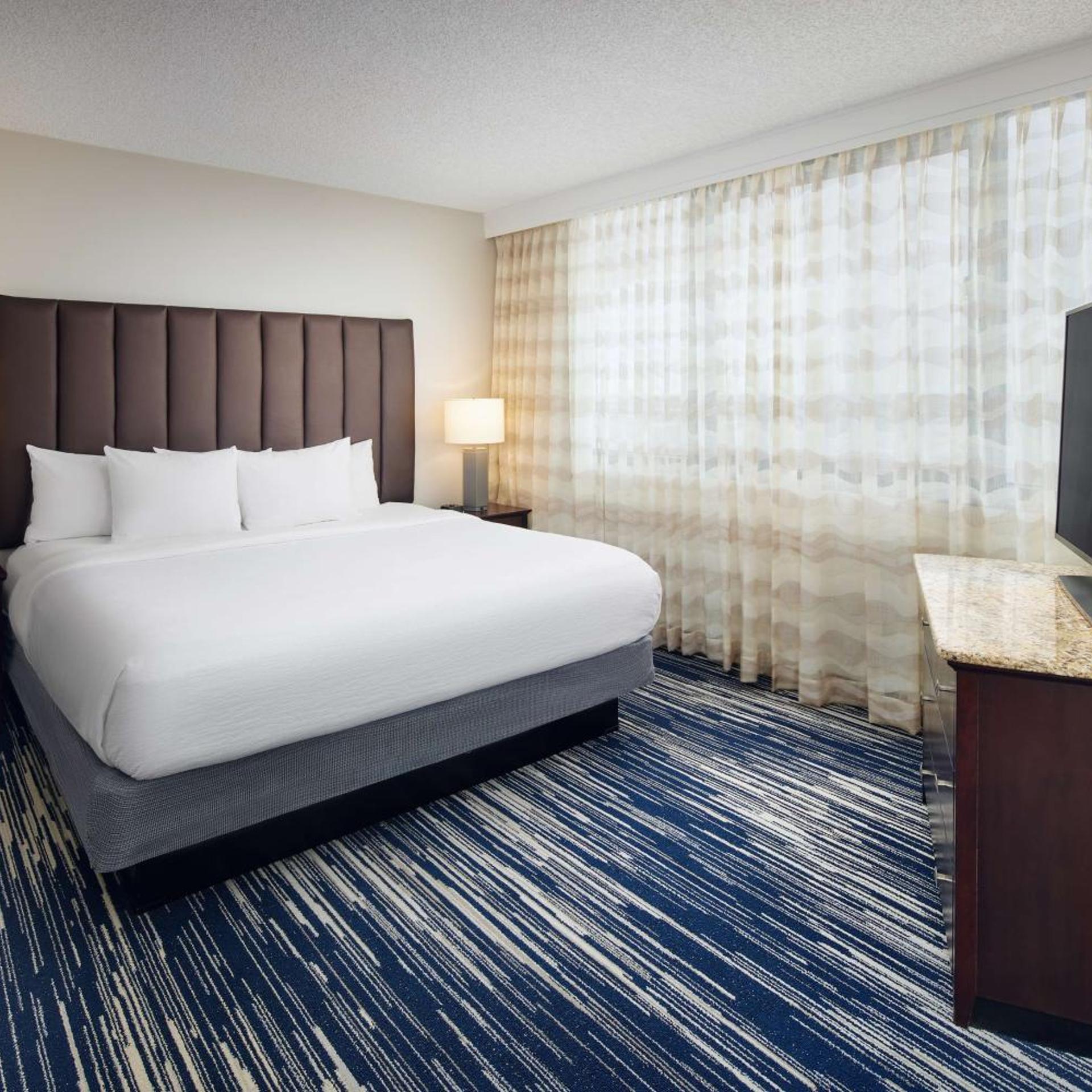 2 ROOMS, SUITE, KING BED, SOFA, BALCONY, CORNER