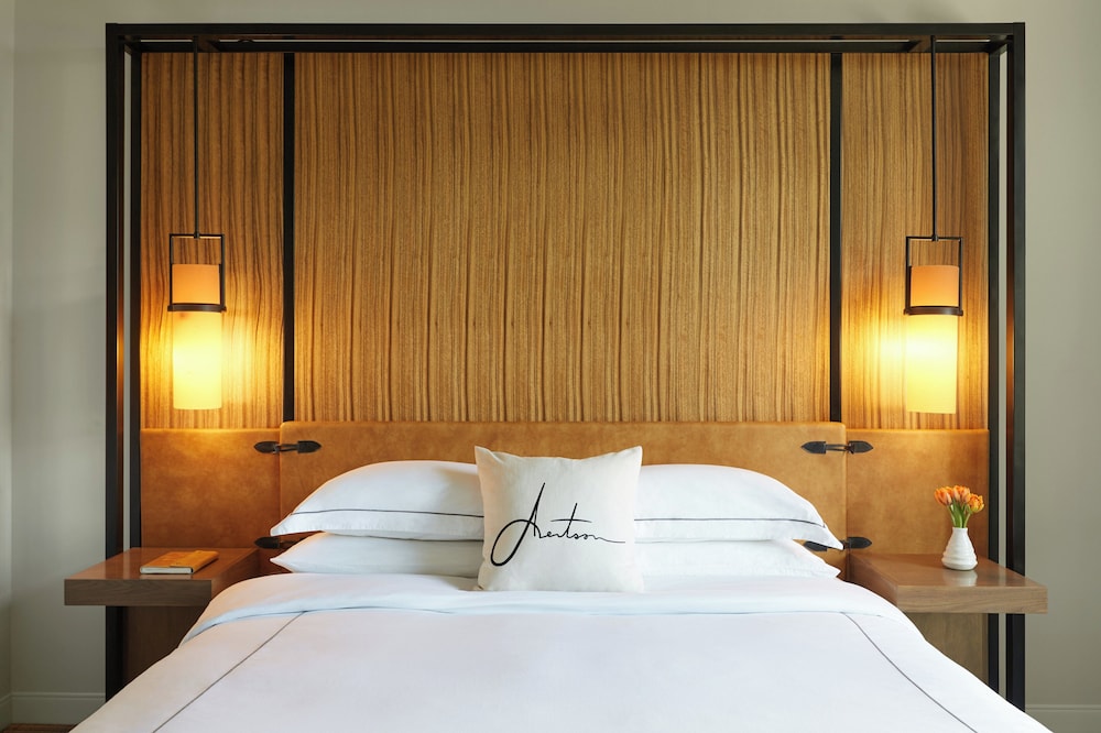 Spa, Suite, King Bed, Bathtub, Accessible