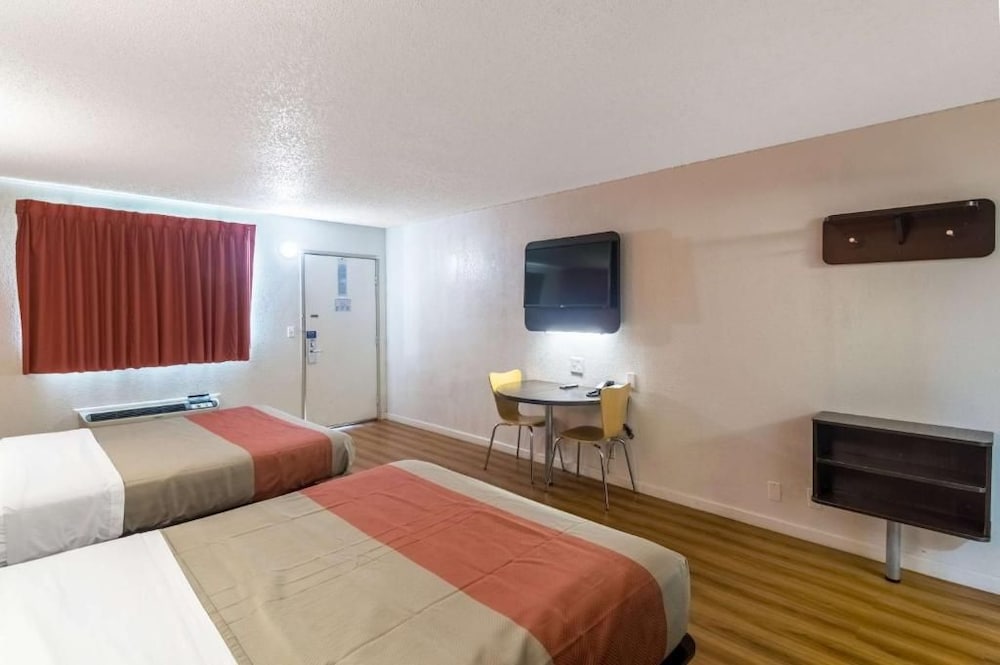 Motel 6 Clinton OK 34/64