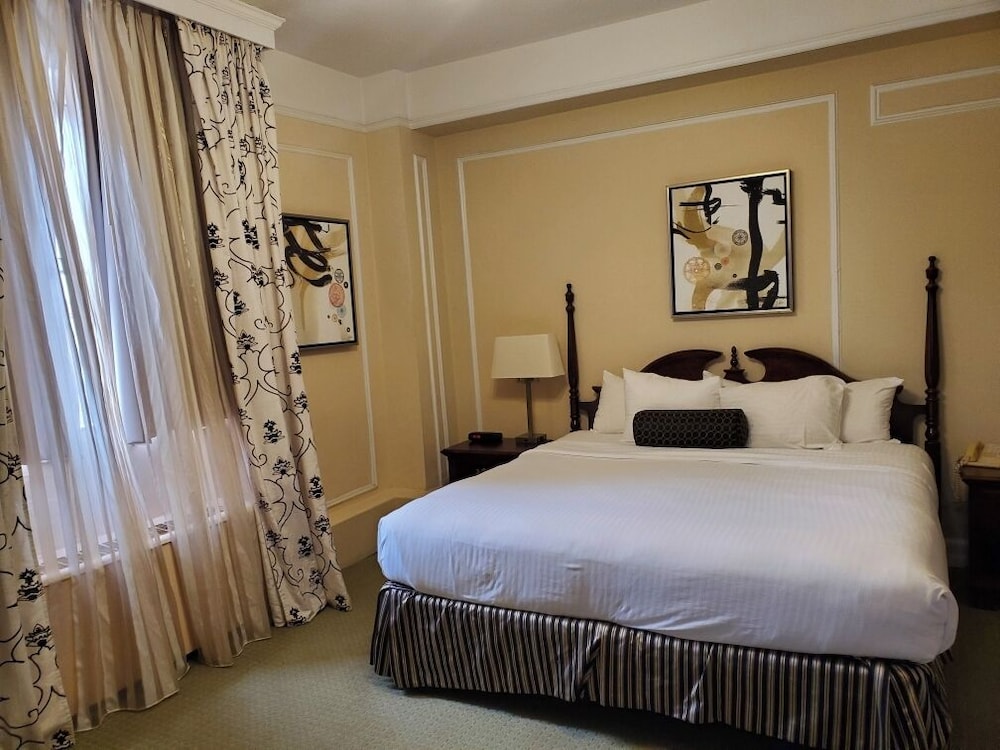 STANDARD, KING BED, BATHTUB