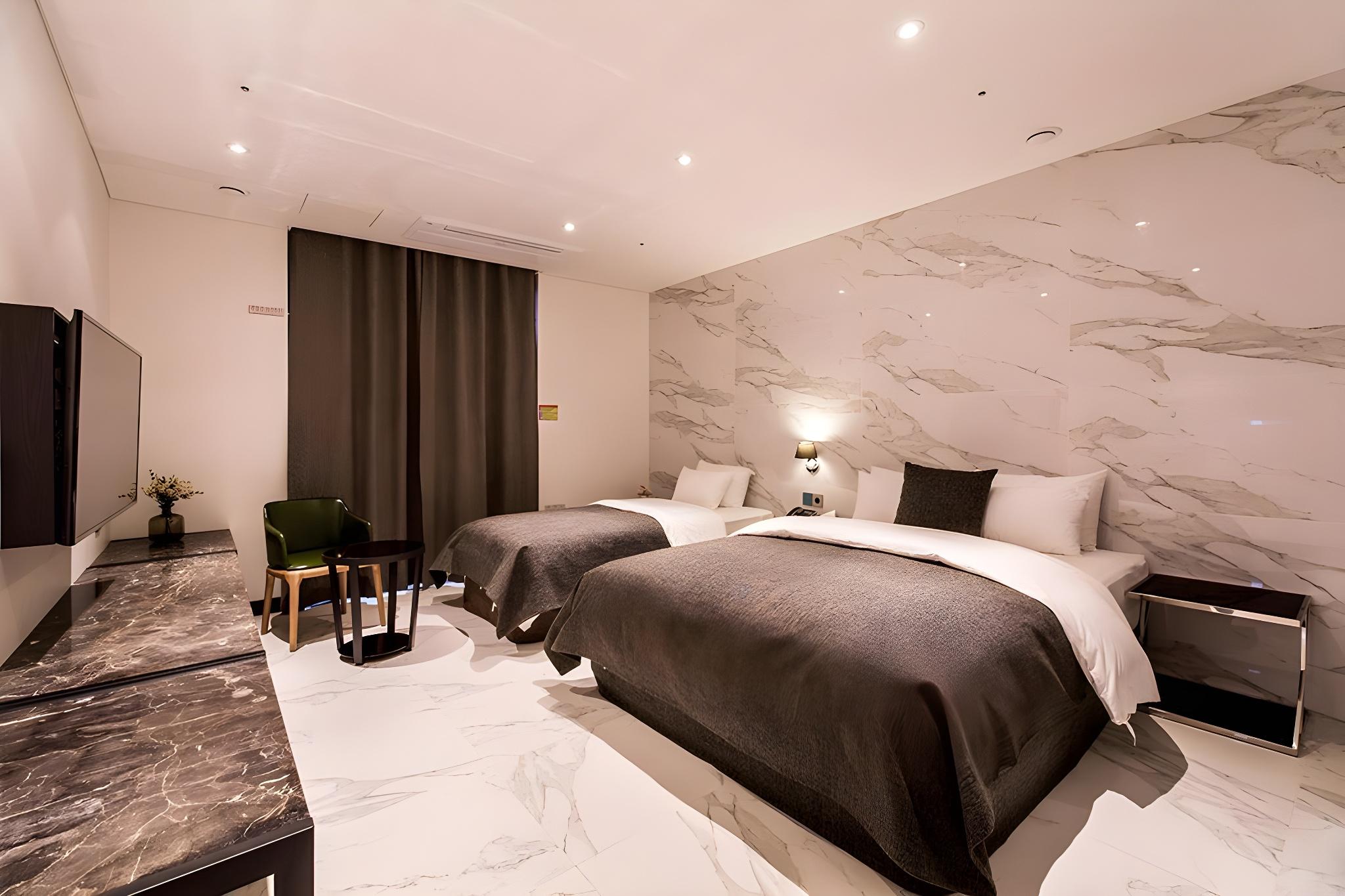 Superior, Twin Beds, 1 Queen and 1 Single Bed