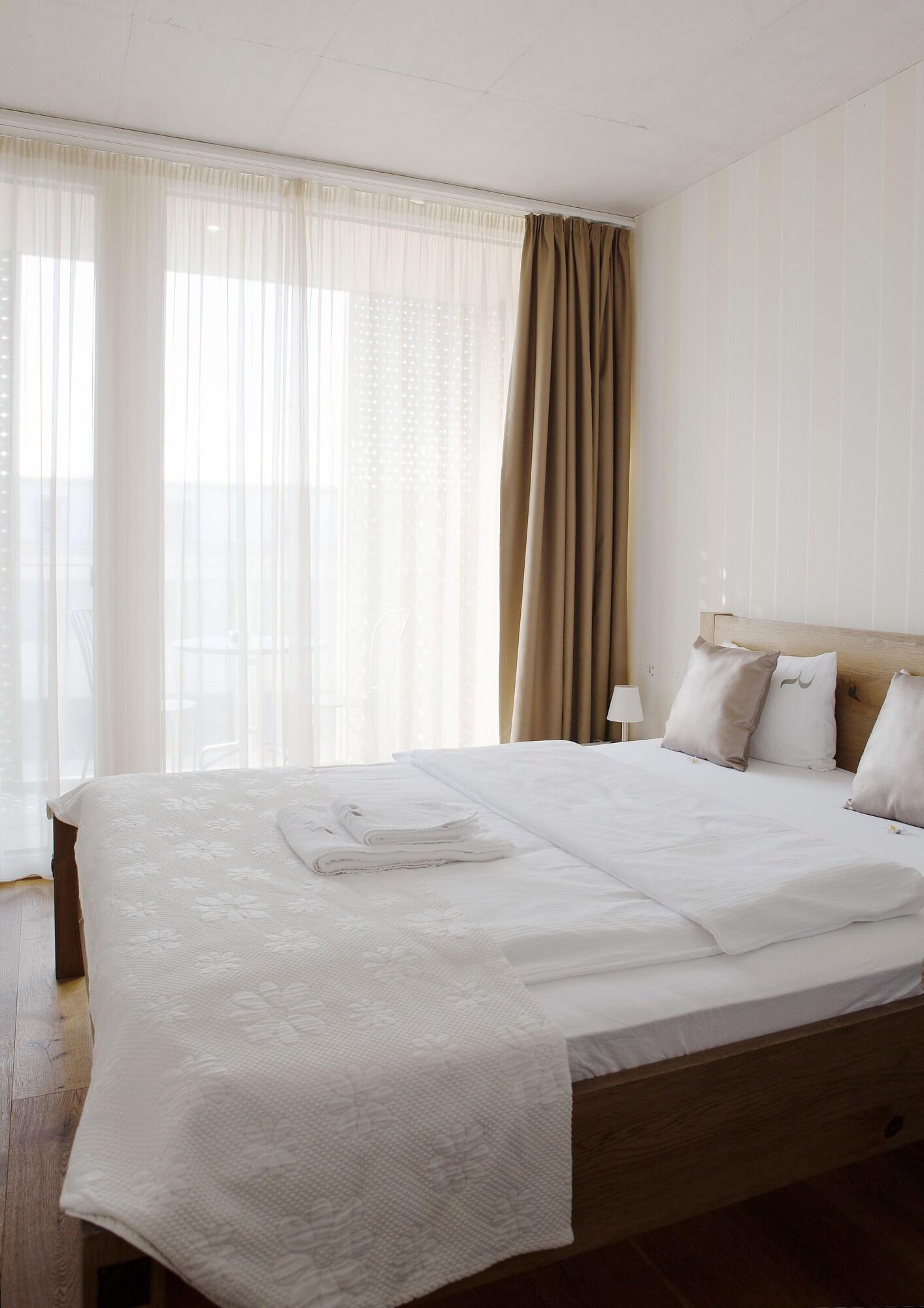 Room, Queen Bed
