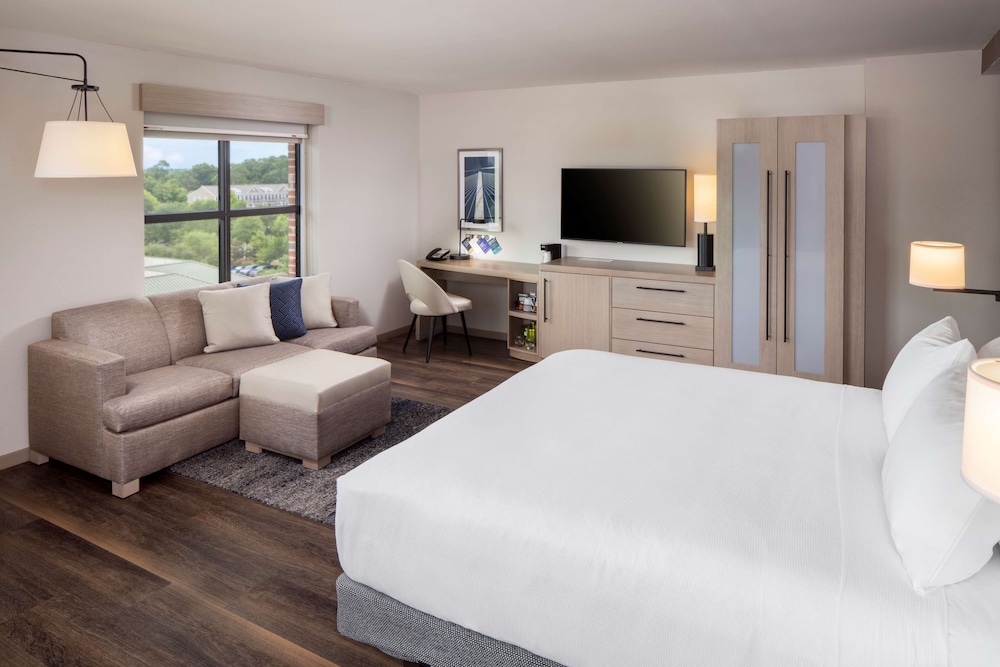Hyatt Place Mount Pleasant Towne Centre 14/45