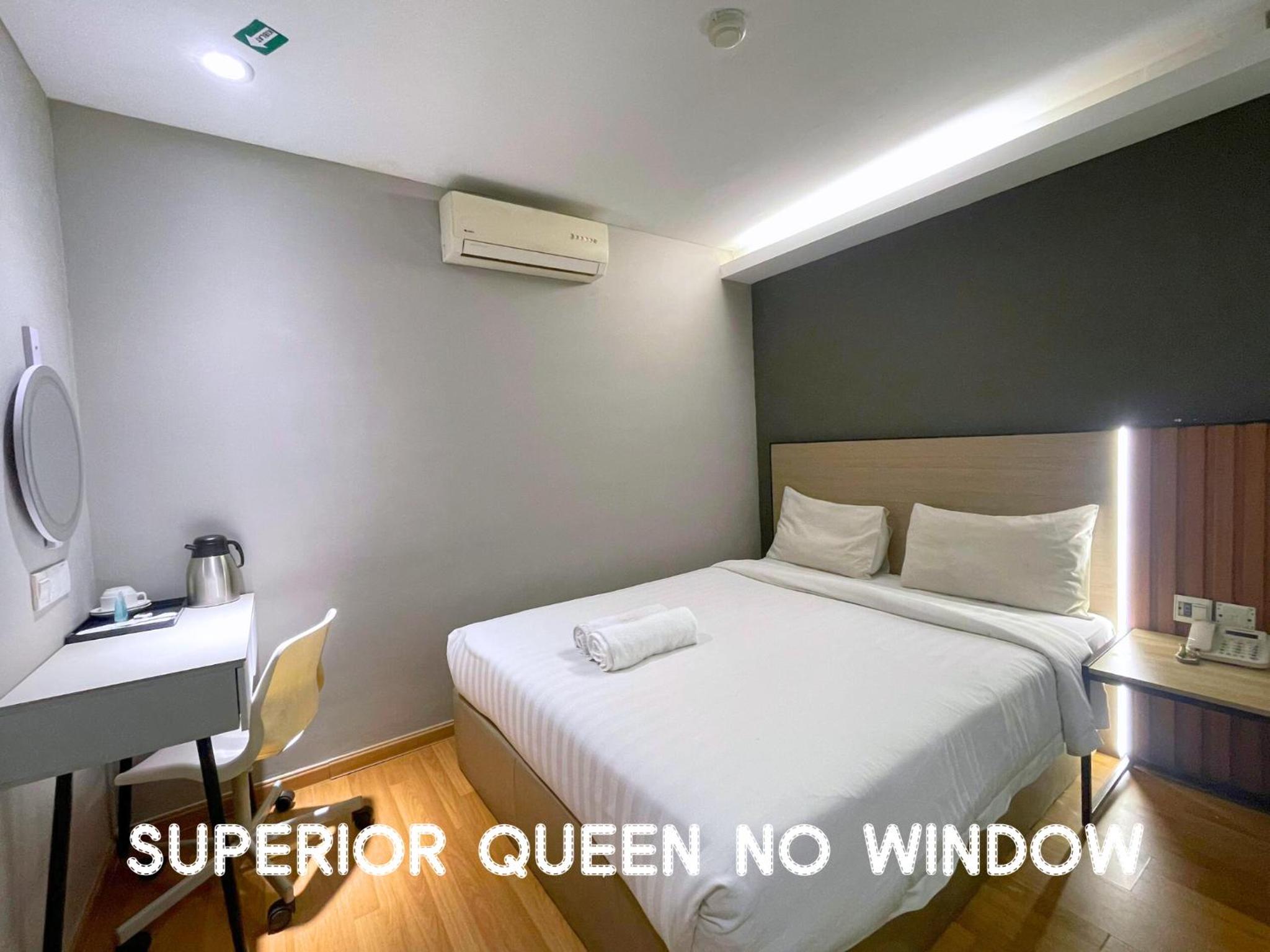 Superior, Queen Bed, No Window