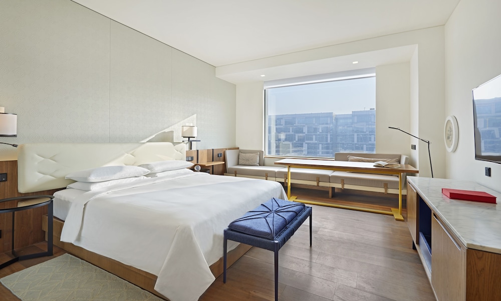 Andaz Delhi, by Hyatt 30/82