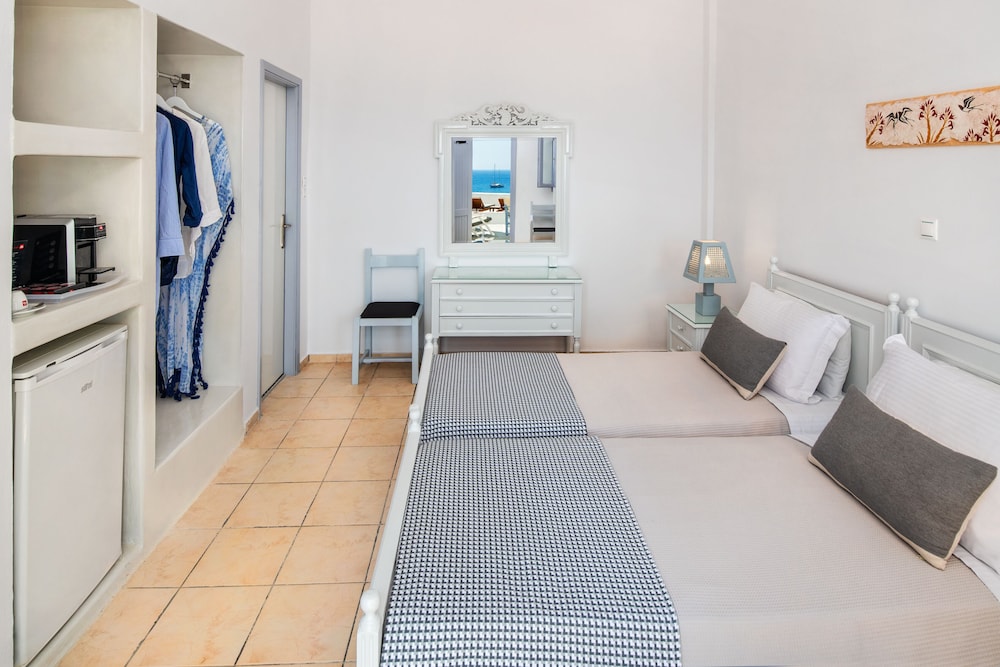 Akrotiri Hotel 11/50