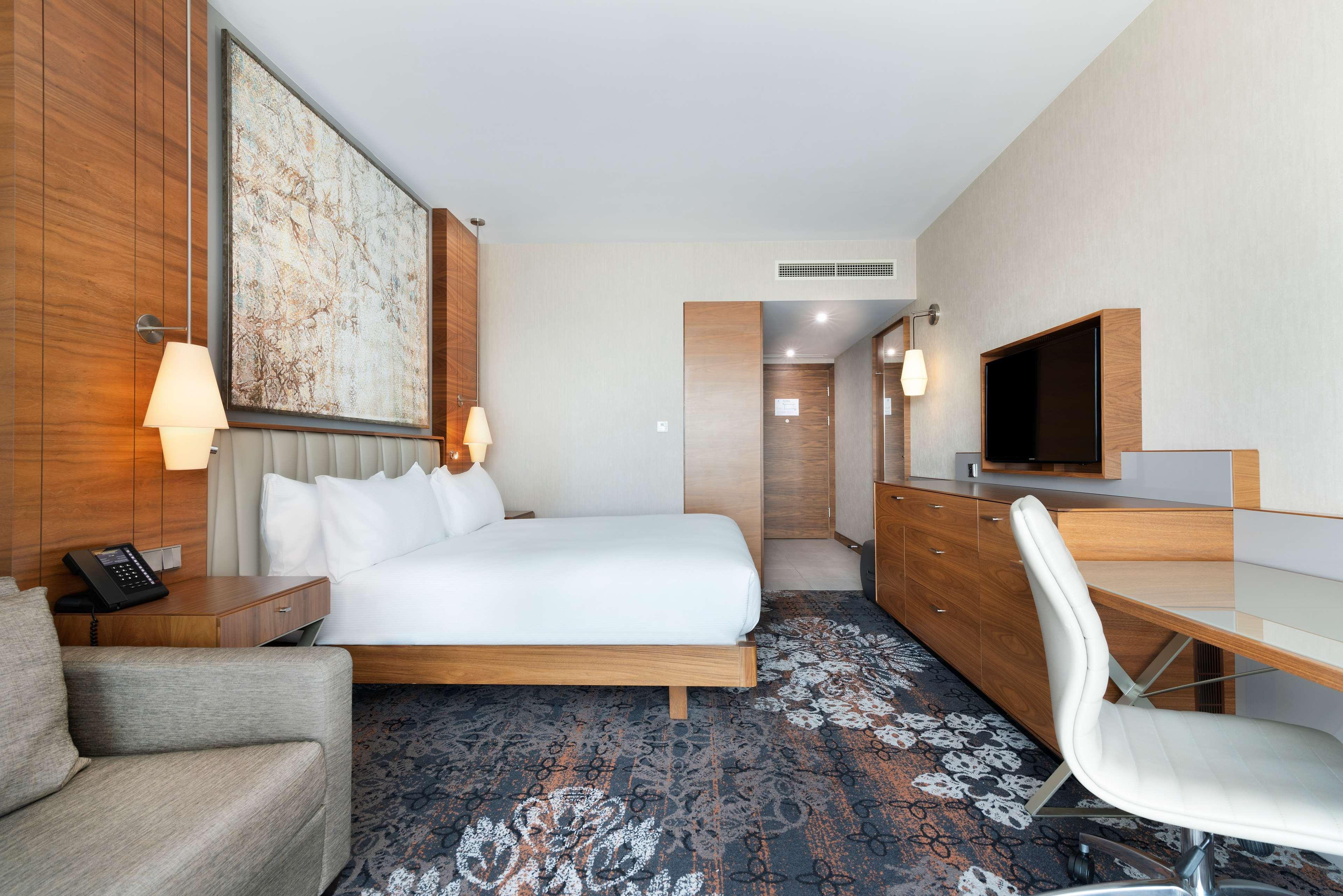GUEST ROOM, KING BED, SOFA