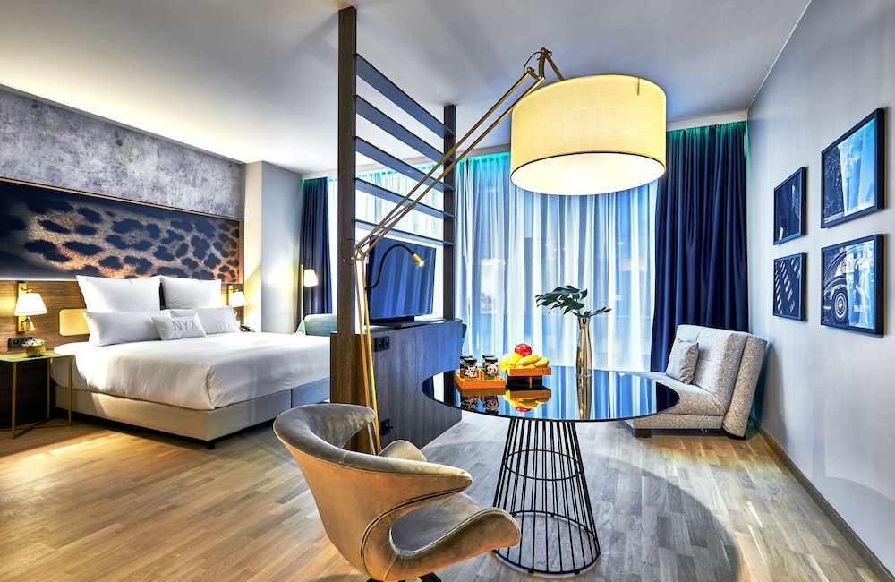 Space, Superior, Queen Bed