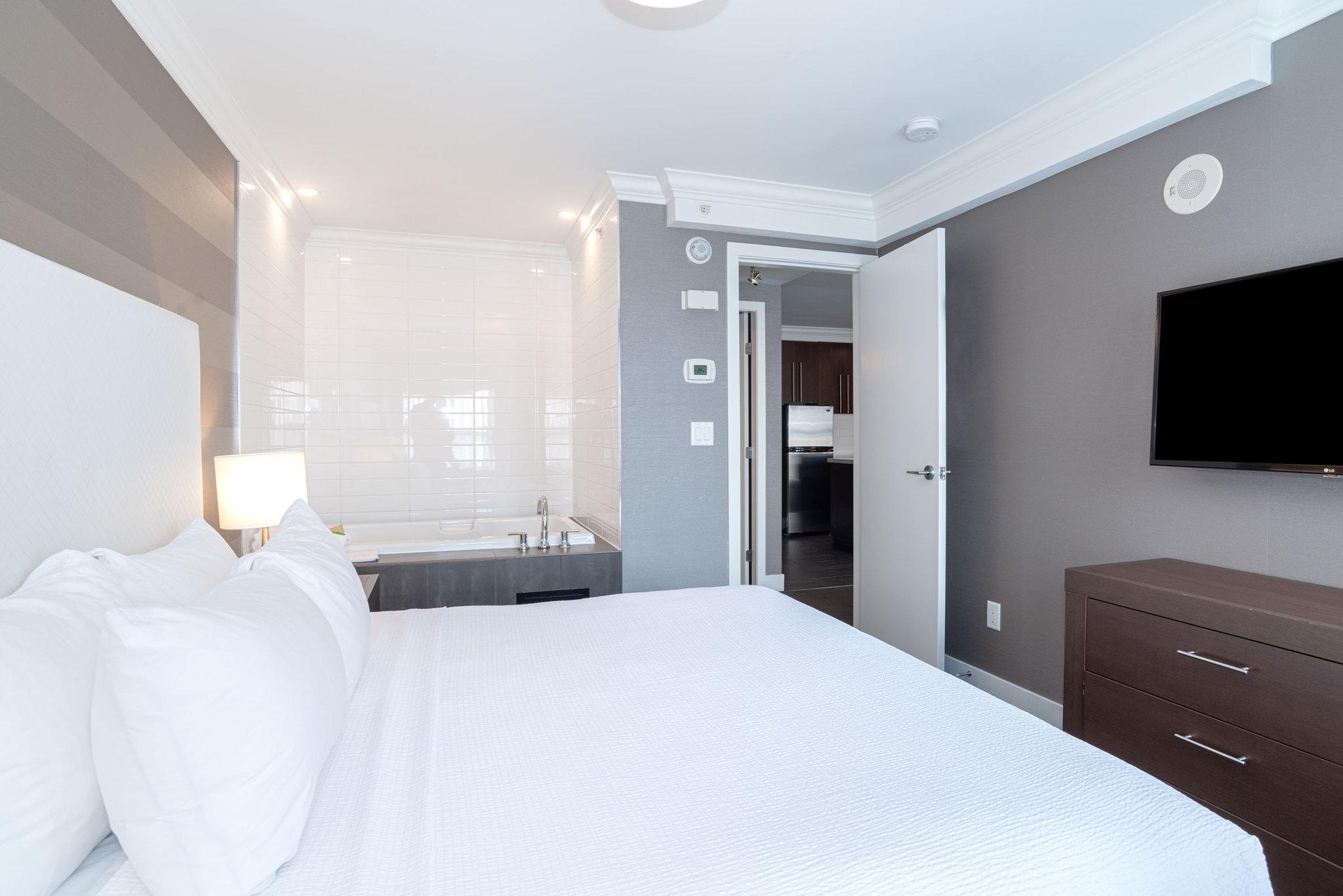 Grand Jacuzzi Suite, 1 King, Sofa Bed, Kitchen, W/D
