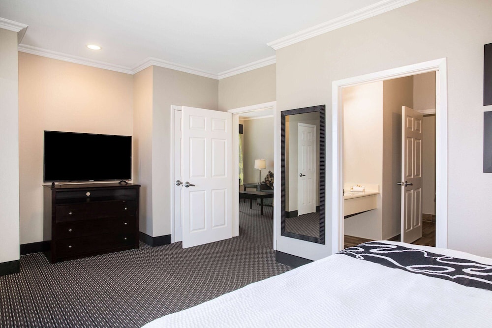 La Quinta Inn And Suites By Wyndham Columbus Tx 12/60