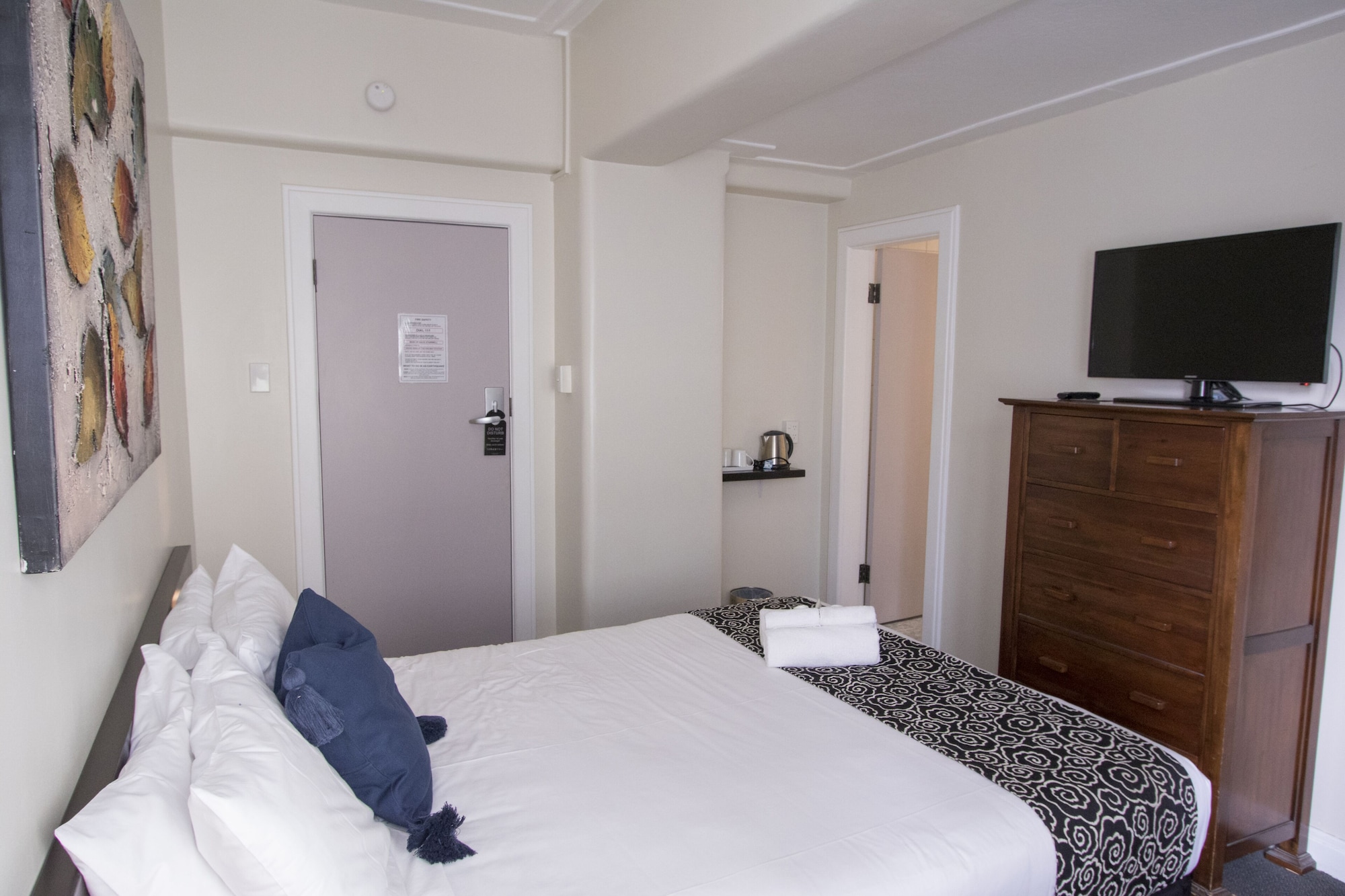 ROOM, DOUBLE BED, SHARED BATHROOM