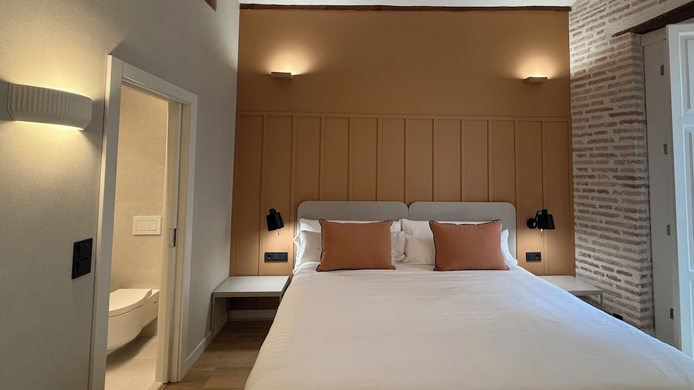 Renovated, Deluxe, Twin Beds, City View, Balcony، Cosy Rooms Embajador 6/7