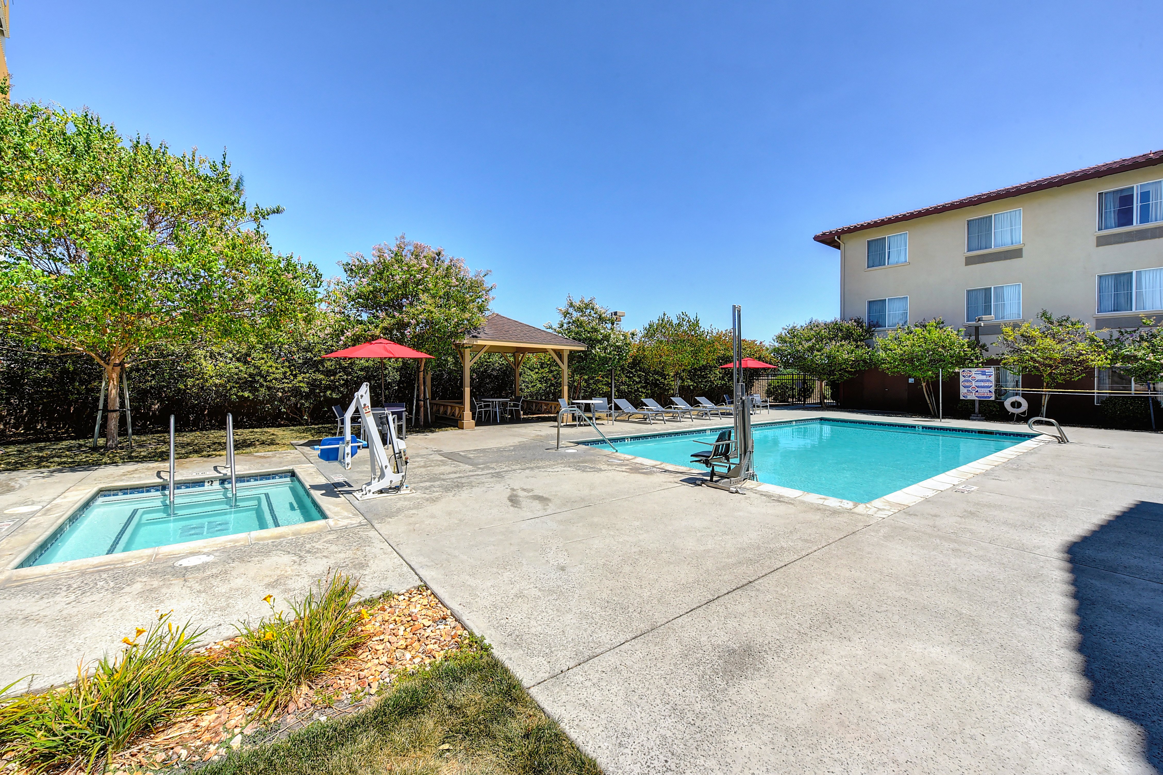 Holiday Inn Express Hotel and Suites Manteca City Center 70/76