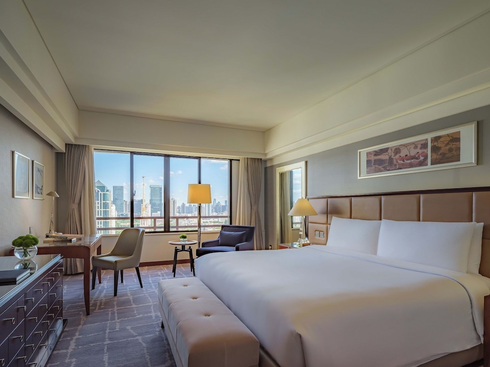 Club, King Bed, Skyline View