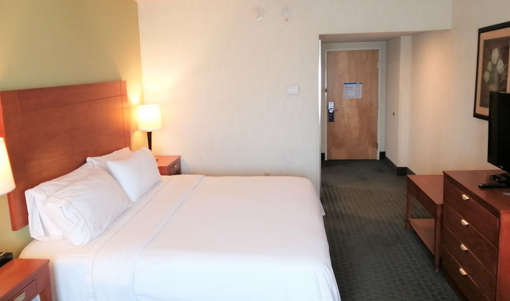 Holiday Inn Express Hotel and Suites Toluca Zona Aeropuerto 30/72