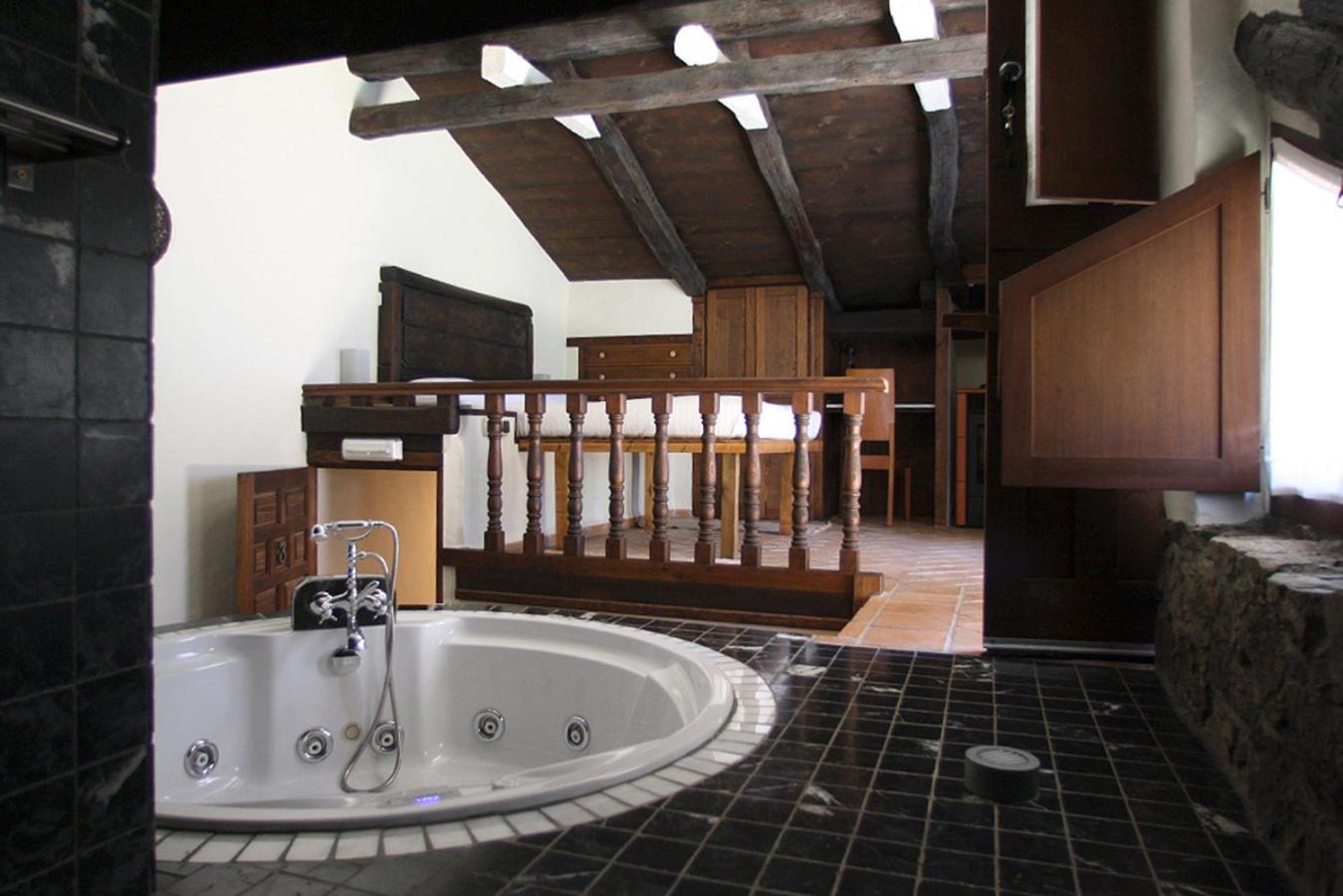 غرفة بسرير مزدوج بجاكوزي، Hotel Rural Llerau 3/8