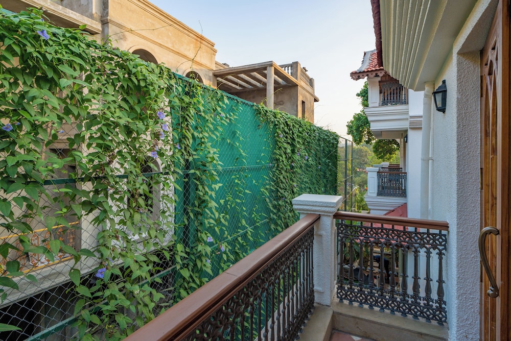 ELIVAAS 4 BHK with Pvt Pool and Media Room Samukha 49/55
