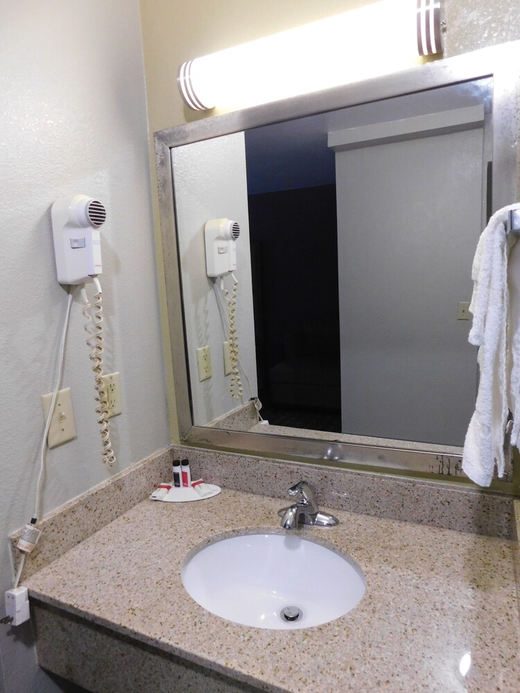 Days Inn & Suites By Wyndham Downtown Gatlinburg Parkway 30/68