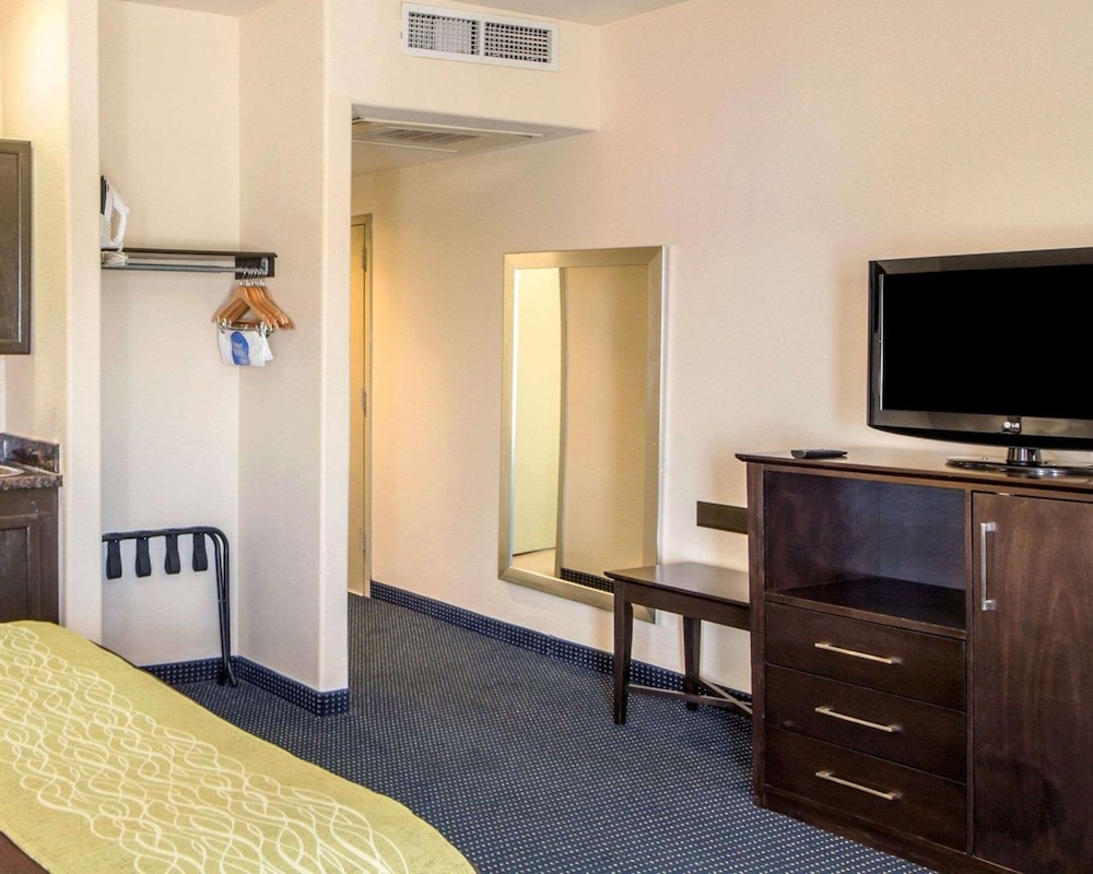 Quality Inn Tulsa-Downtown West 21/27