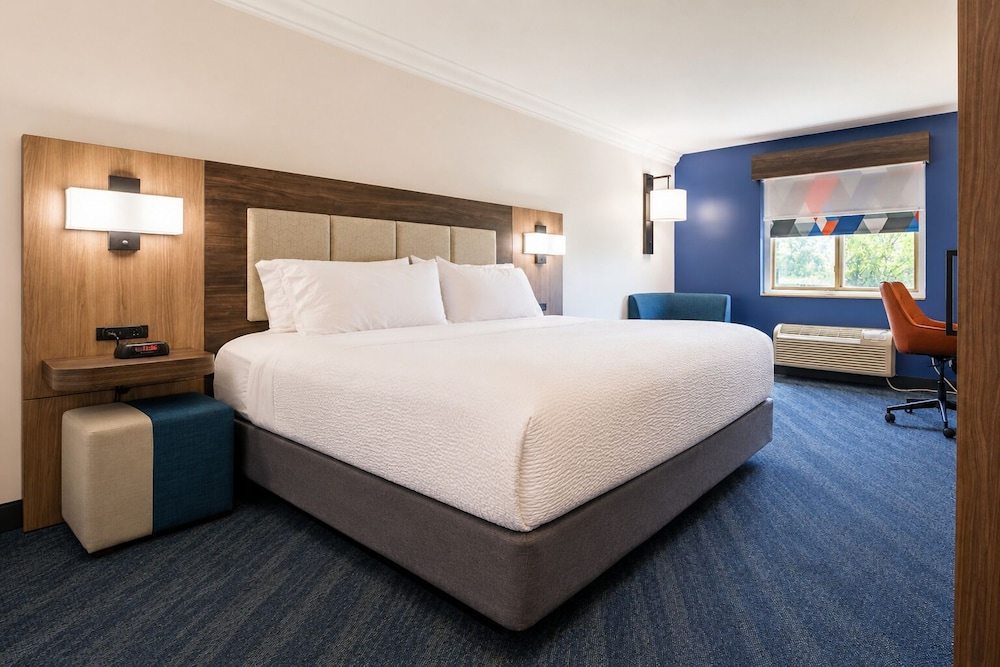 Holiday Inn Express Hotel Suites Niagara Falls 36/75