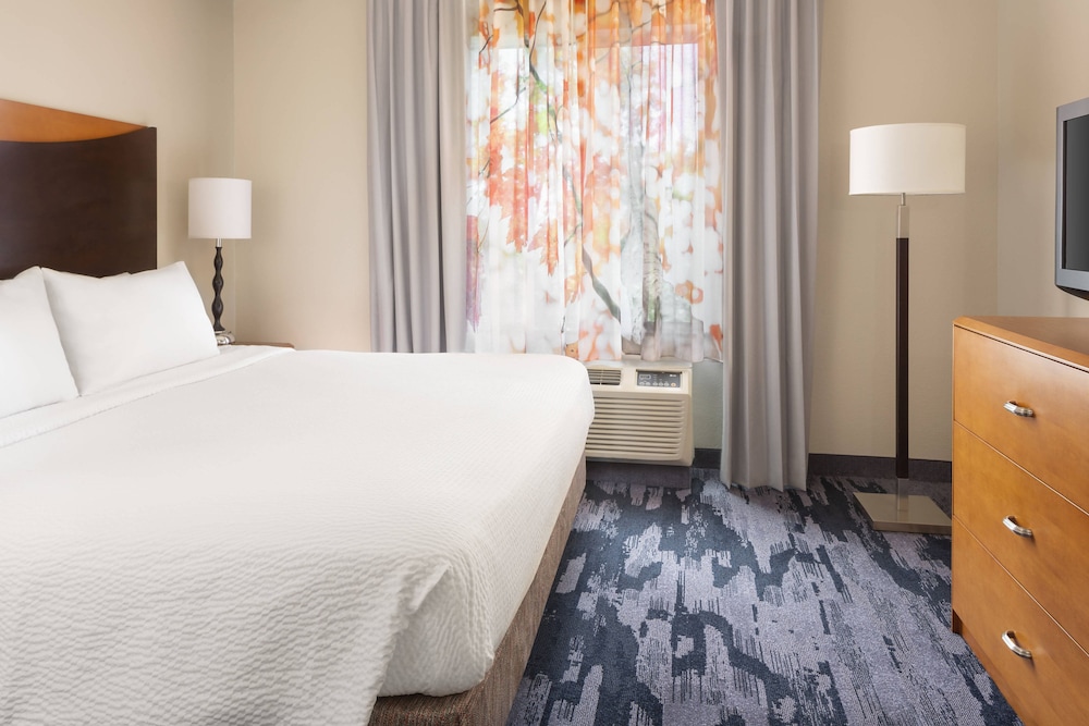 Fairfield Inn and Suites by Marriott Selma Kingsburg 12/36