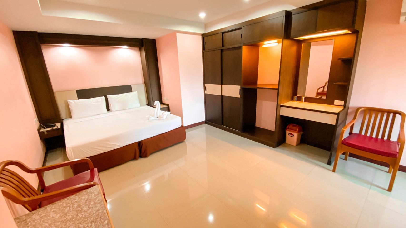 Big, Suite, 1 Double and 1 Single Bed