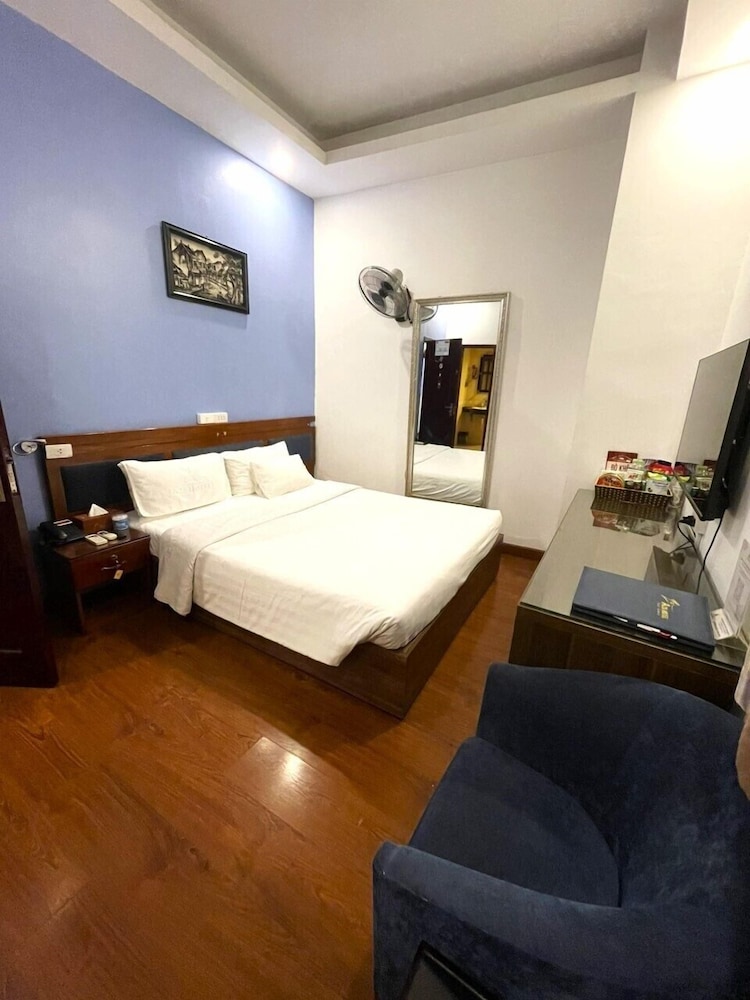 Standard, Queen Bed