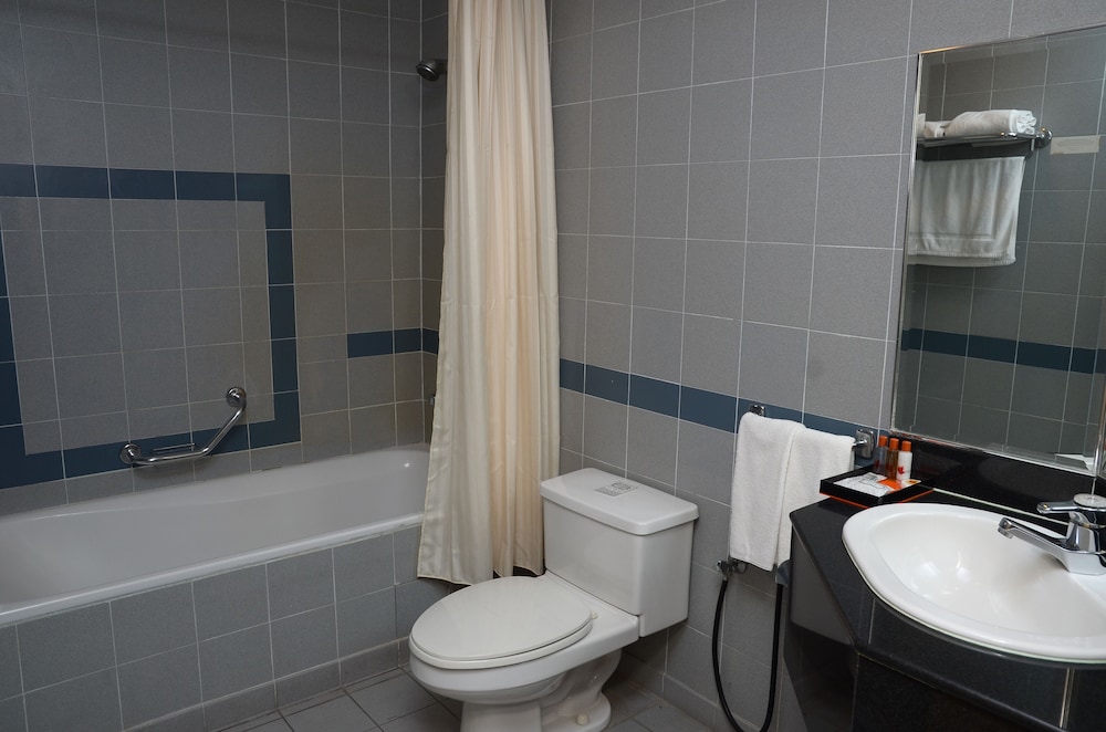 THE MAPLE SUITE 50/50