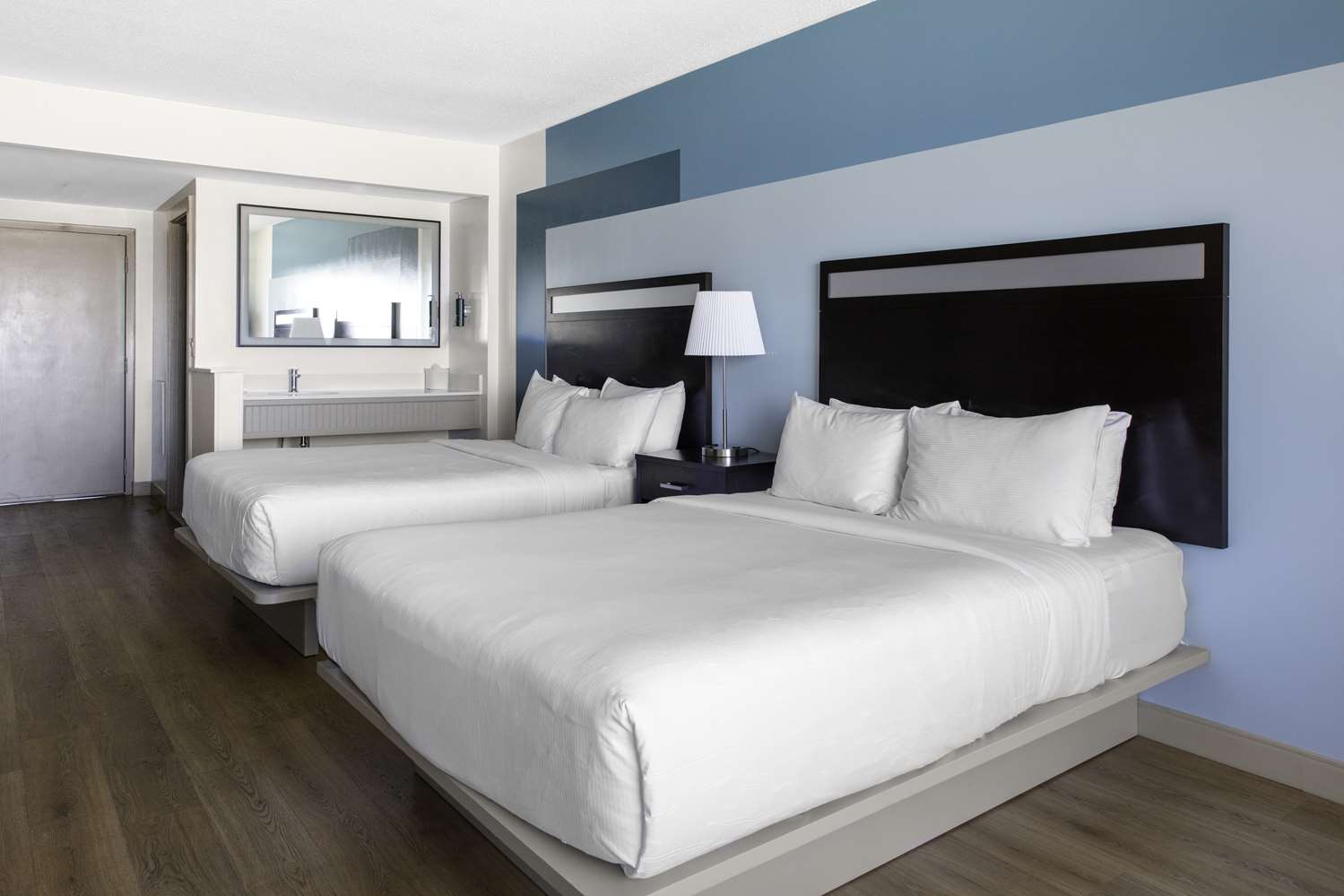 ROOM, 2 QUEEN BEDS, PARTIAL OCEAN VIEW, BALCONY