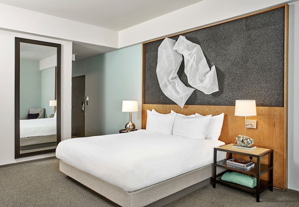 DELUXE, KING BED