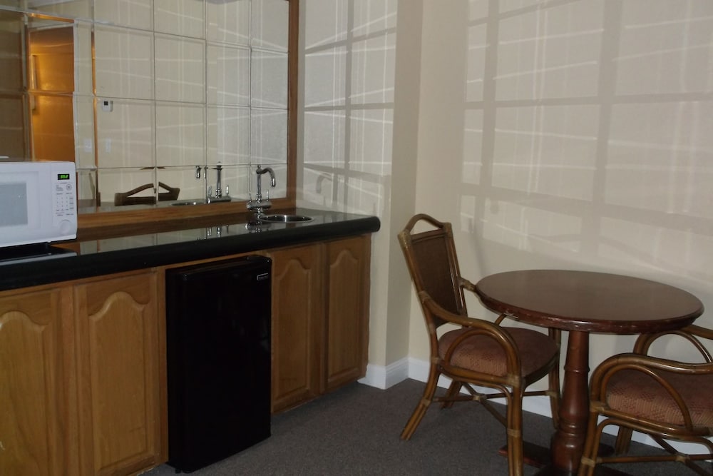 Days Inn & Suites by Wyndham Lake Okeechobee 9/50