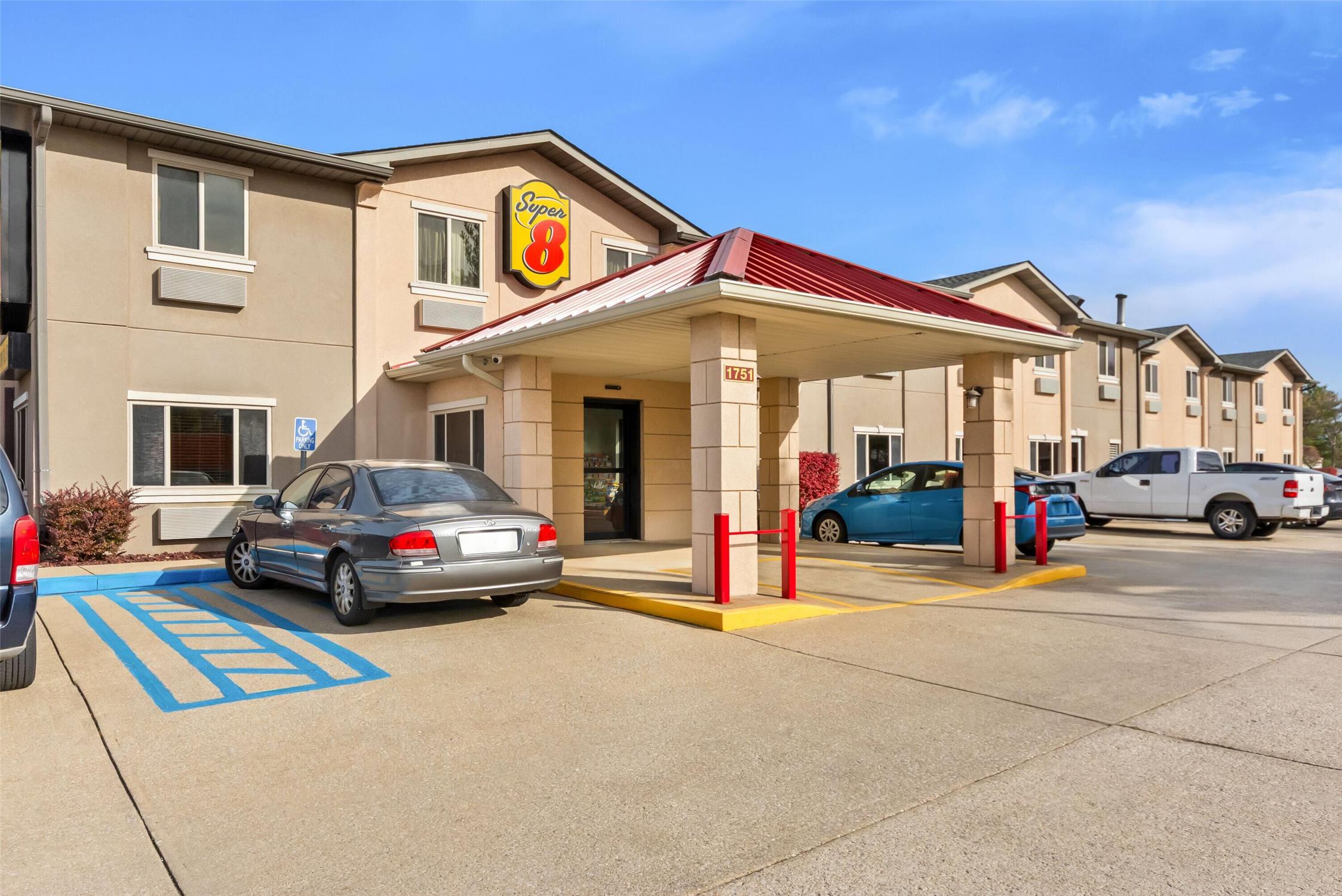 Super 8 by Wyndham Bloomington University Area 35/41