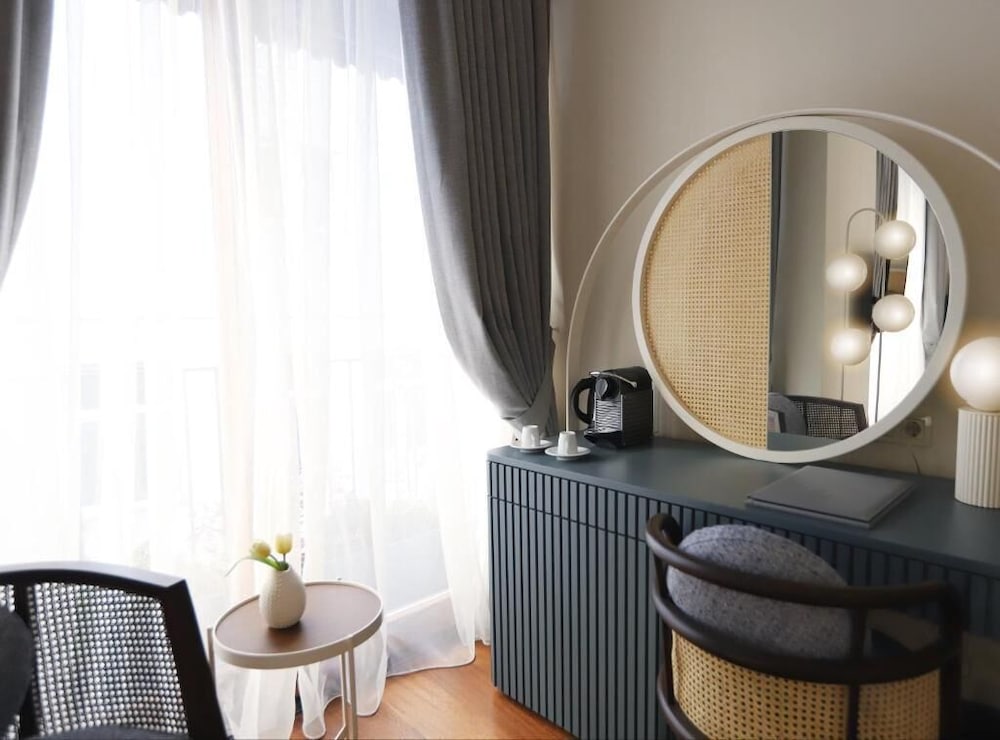 Ecole St. Pierre Hotel 10/50