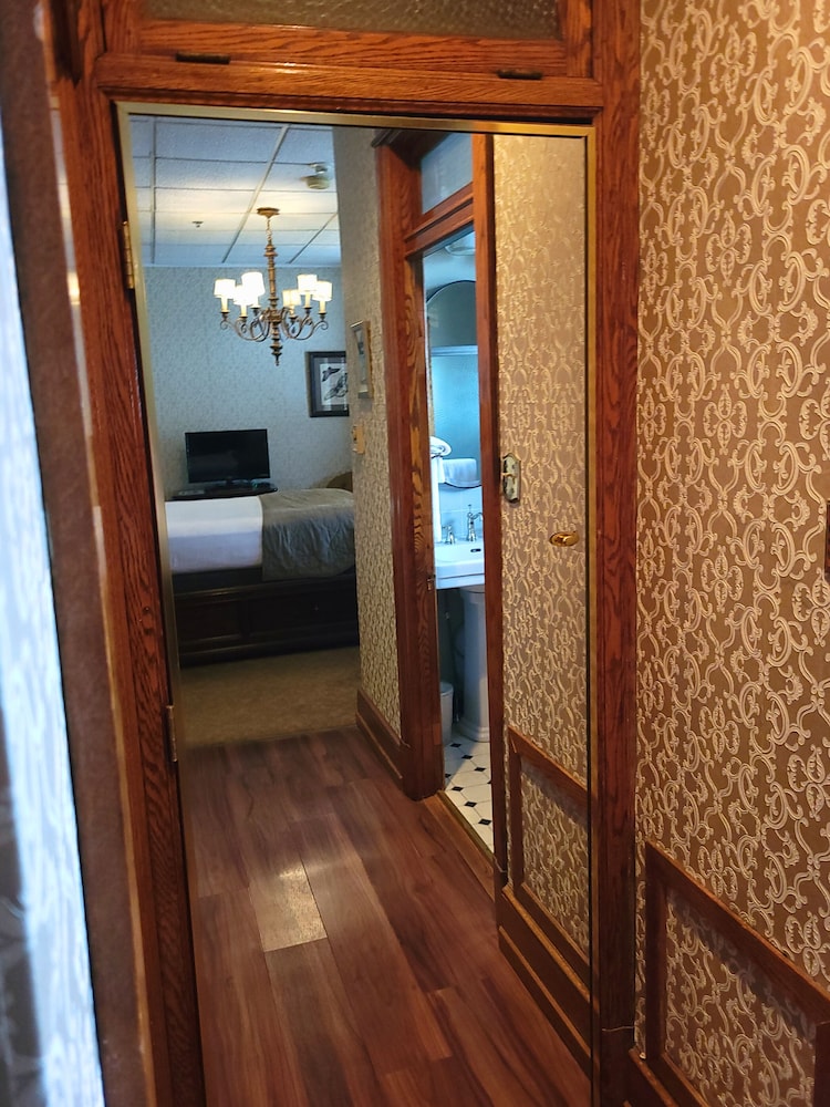 Altland House Inn and Suites 8/50