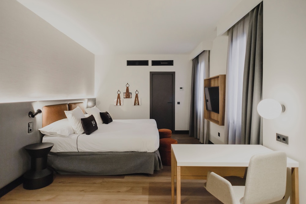 INTERIOR, TWIN BEDS