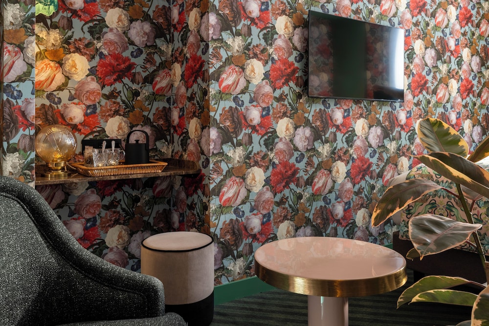 Hotel Ginette a la Folie 64/79